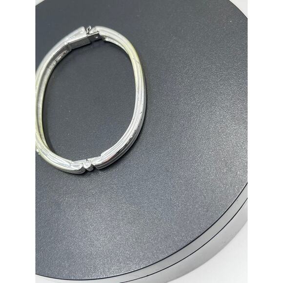 Swarovski Swan‎ White Crystal
Bracelet Rhodium Hinged Clamper 
Bangle Bracelet - Picture 8 of 12